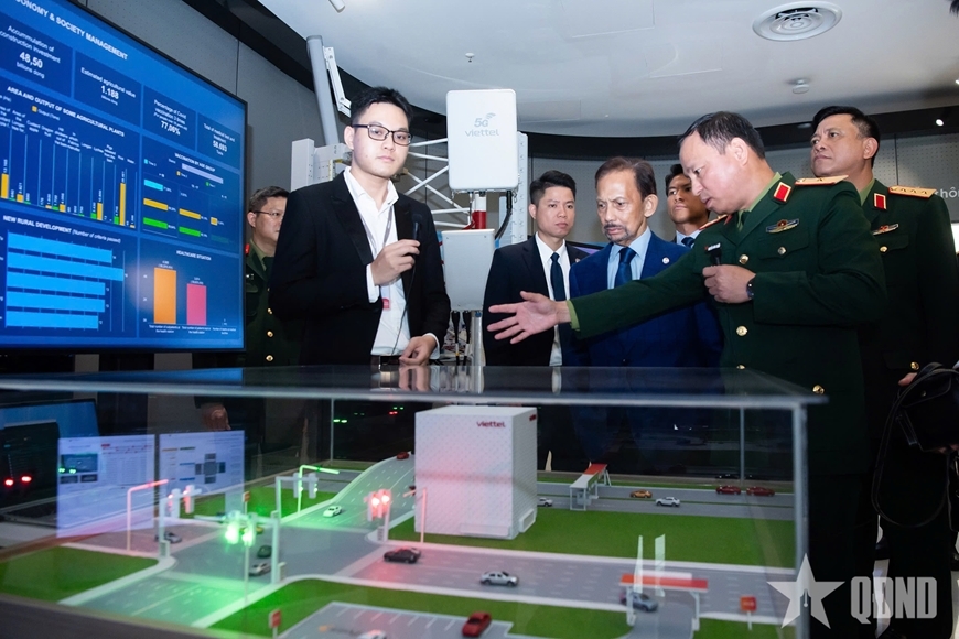 Sáng 2/12, Quốc vương Brunei Hassanal Bolkiah đã tới thăm, làm việc tại Tập đoàn Công nghiệp -Viễn thông Quân đội (Viettel). Quốc vương Brunei đánh giá cao năng lực tự chủ, sáng tạo công nghệ của tập đoàn. Viettel bày tỏ mong muốn thúc đẩy hợp tác với Brunei trên các lĩnh vực công nghiệp công nghệ cao, an ninh mạng, chuyển đổi số quốc gia, viễn thông công nghệ mới. (Ảnh: Báo QĐND)