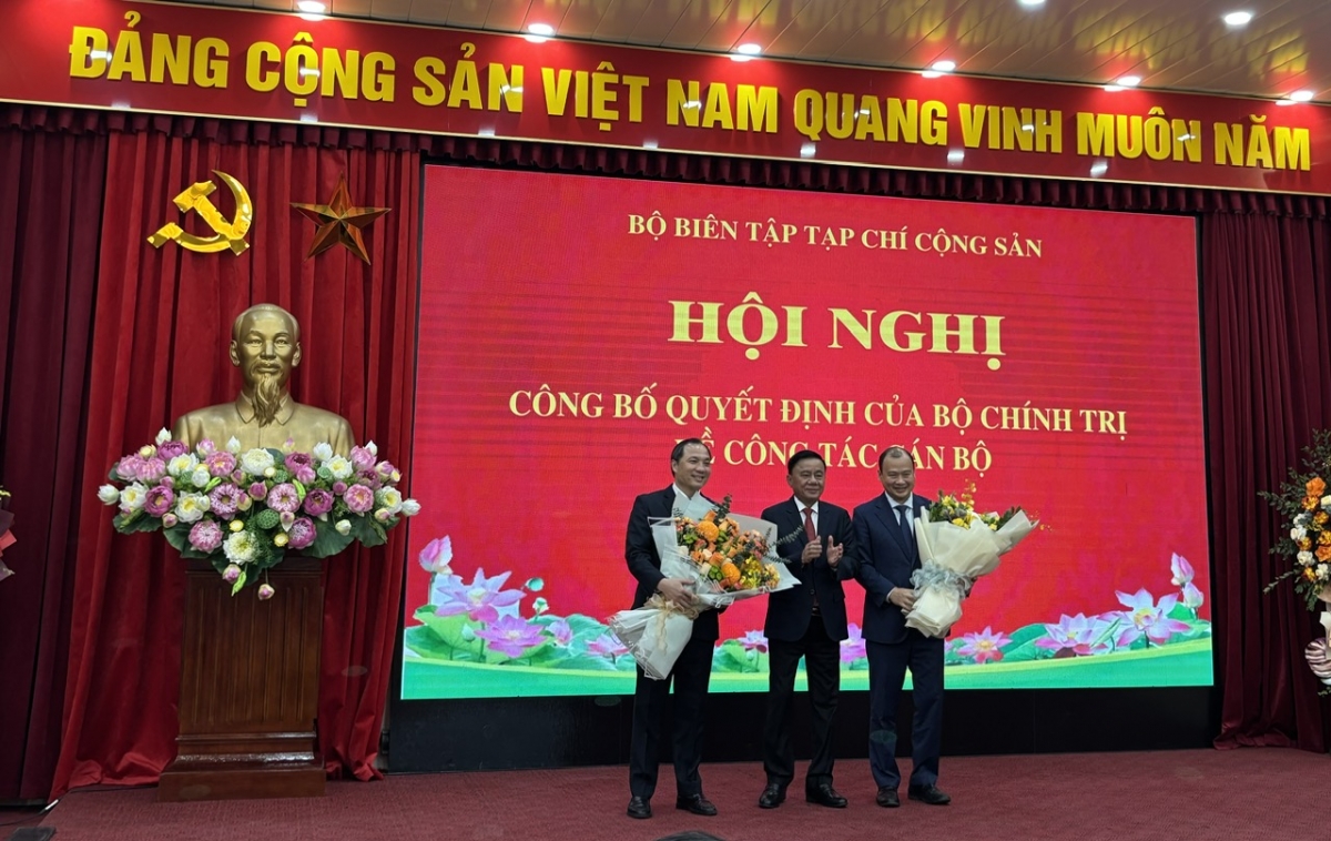 Ủy viên Bộ Chính trị, Thường trực Ban Bí thư Trần Cẩm Tú tặng hoa chúc mừng ông Hoàng Trung Dũng giữ chức vụ mới