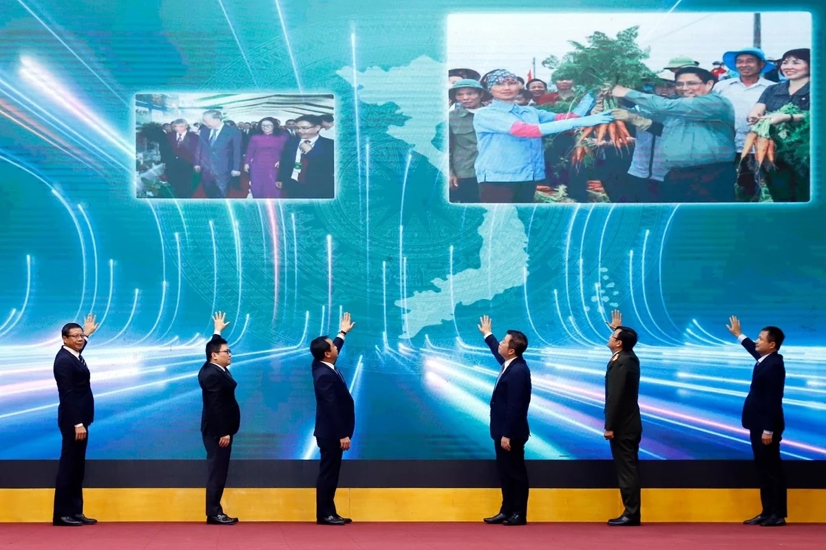 Bộ trưởng Trần Đức Thắng và các đại biểu tiến hành nghi thức ra mắt Hệ thống truy xuất nguồn gốc nông sản Việt Nam.