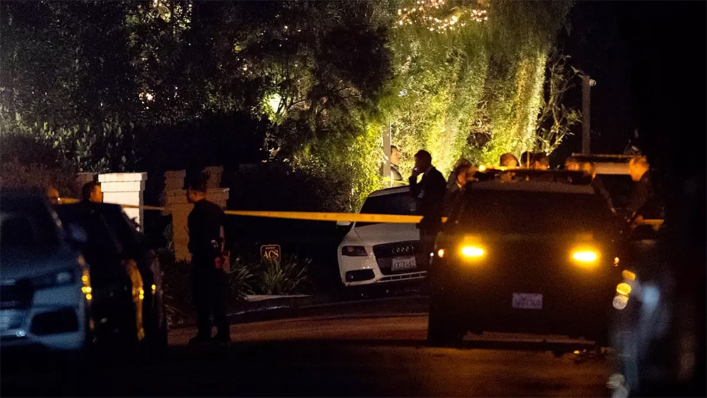 Lực lượng cảnh sát tập trung tại nhà của Rob Reiner ở Brentwood vào tối 14/12 sau khi Rob Reiner và vợ được phát hiện đã bị sát hại. (Ảnh: Eric Thayer/Los Angeles Times)