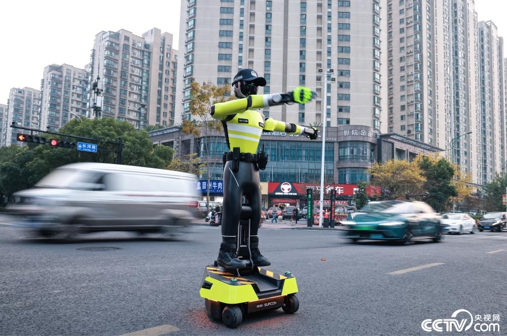 Robot cảnh sát giao thông AI “Hangxing số 1”. Ảnh: CCTV