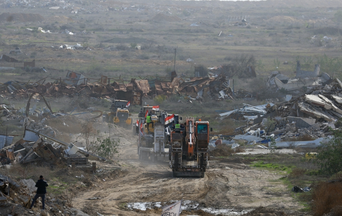Phương tiện của Ai Cập tiến vào thành phố Gaza hôm 8/12. Nguồn: Reuters