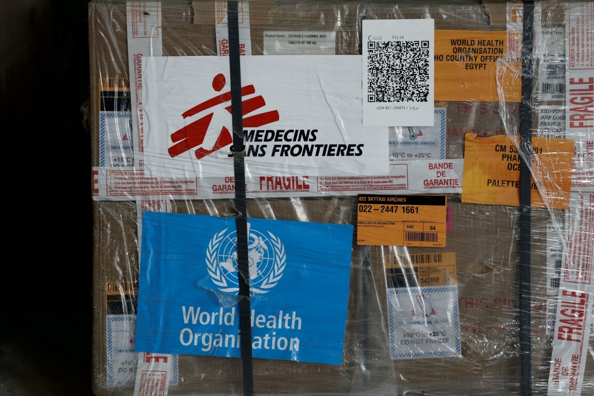 Một thùng hàng viện trợ nhân đạo cho Gaza, có logo của Tổ chức Bác sĩ Không Biên giới (MSF) và Tổ chức Y tế Thế giới (WHO). Nguồn: Reuters