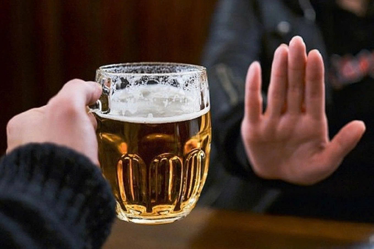 Việc hạn chế hoặc từ bỏ rượu bia mang lại nhiều lợi ích rõ rệt cho sức khỏe thể chất và tinh thần (Ảnh: Getty)