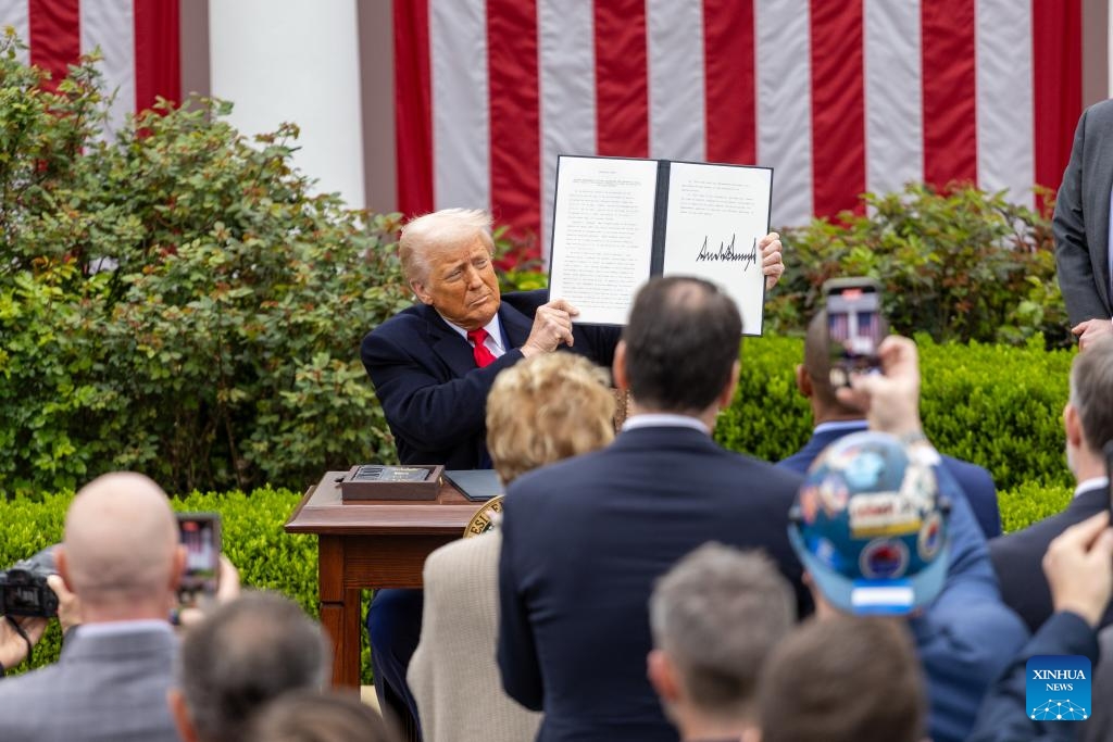Ông Trump công bố quyết định áp thuế. Ảnh: Tân Hoa xã