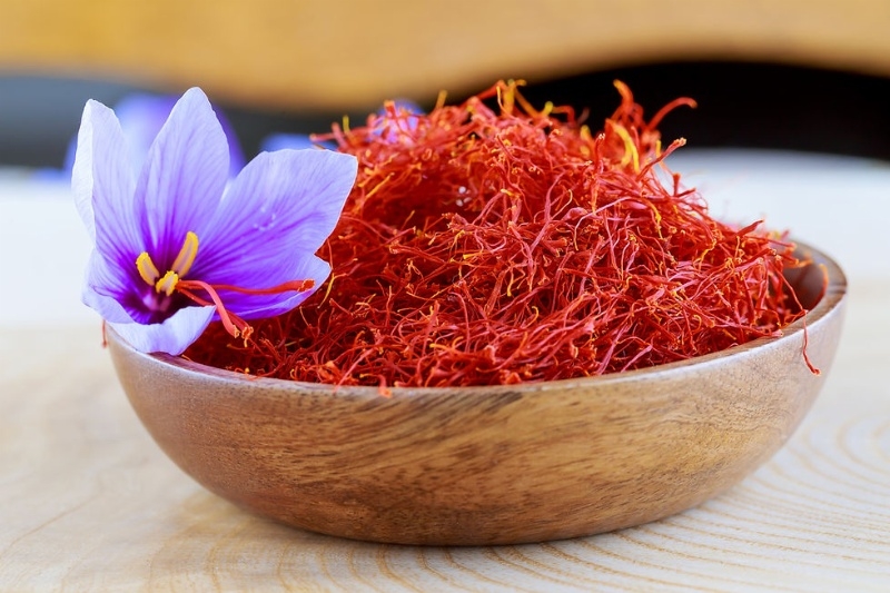 Nhụy hoa nghệ tây (saffron) được biết đến là một trong những loại thảo dược quý, mang lại nhiều lợi ích cho sức khỏe