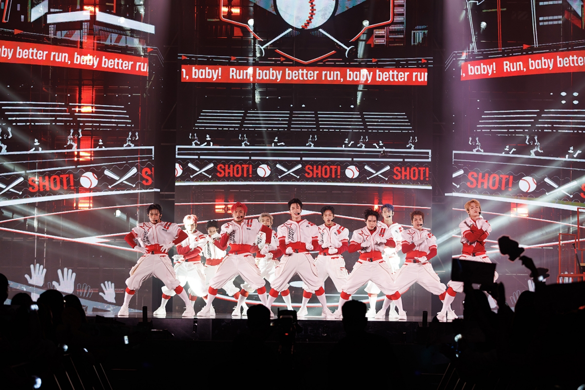 Sân khấu Take a shot của 11 Tân binh toàn năng