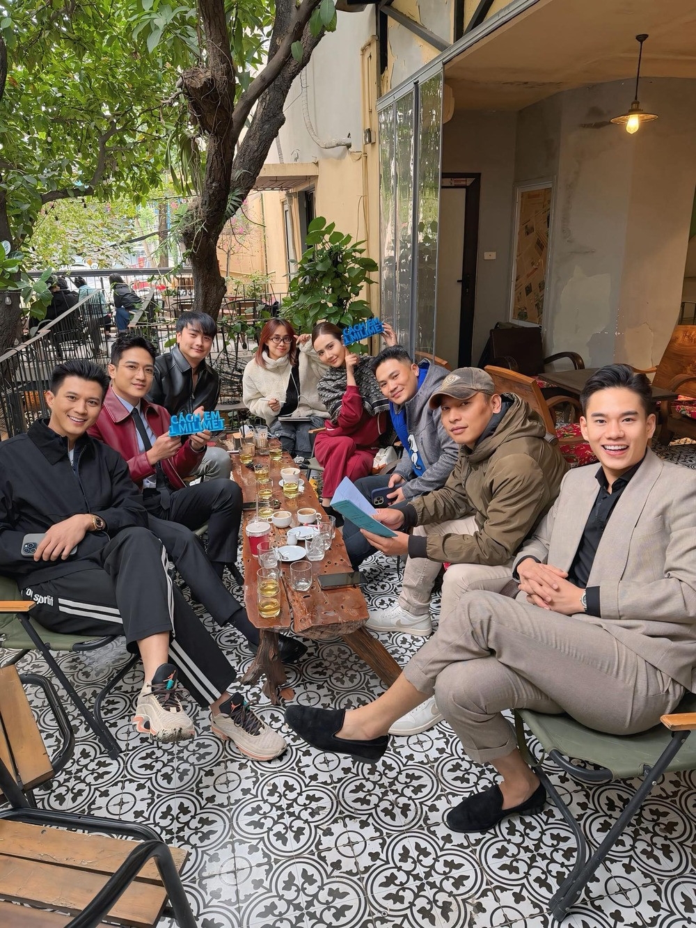 Dàn diễn viên phim "Cách em một milimet" ngồi cà phê chờ quay.