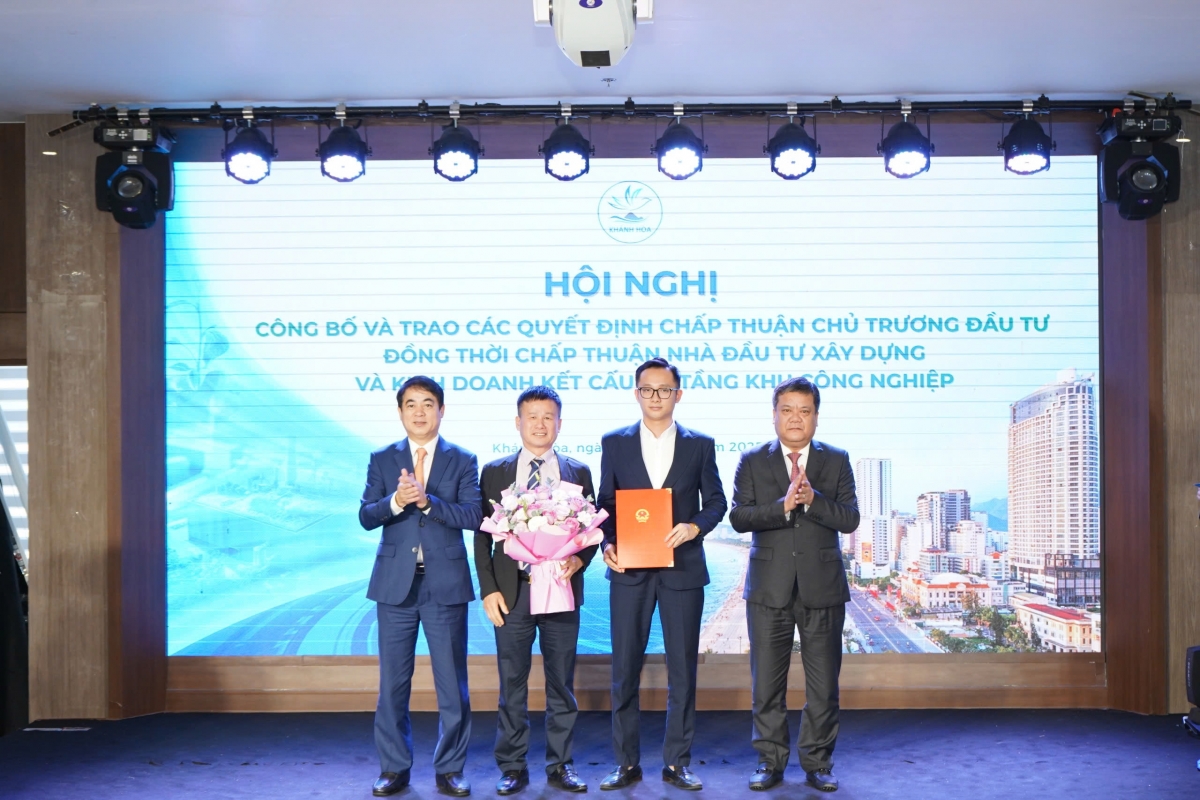 Lãnh đạo tỉnh Khánh Hòa trao giấy chứng nhận đầu tư cho Chủ đầu tư Khu công nghiệp Ninh Diêm 1