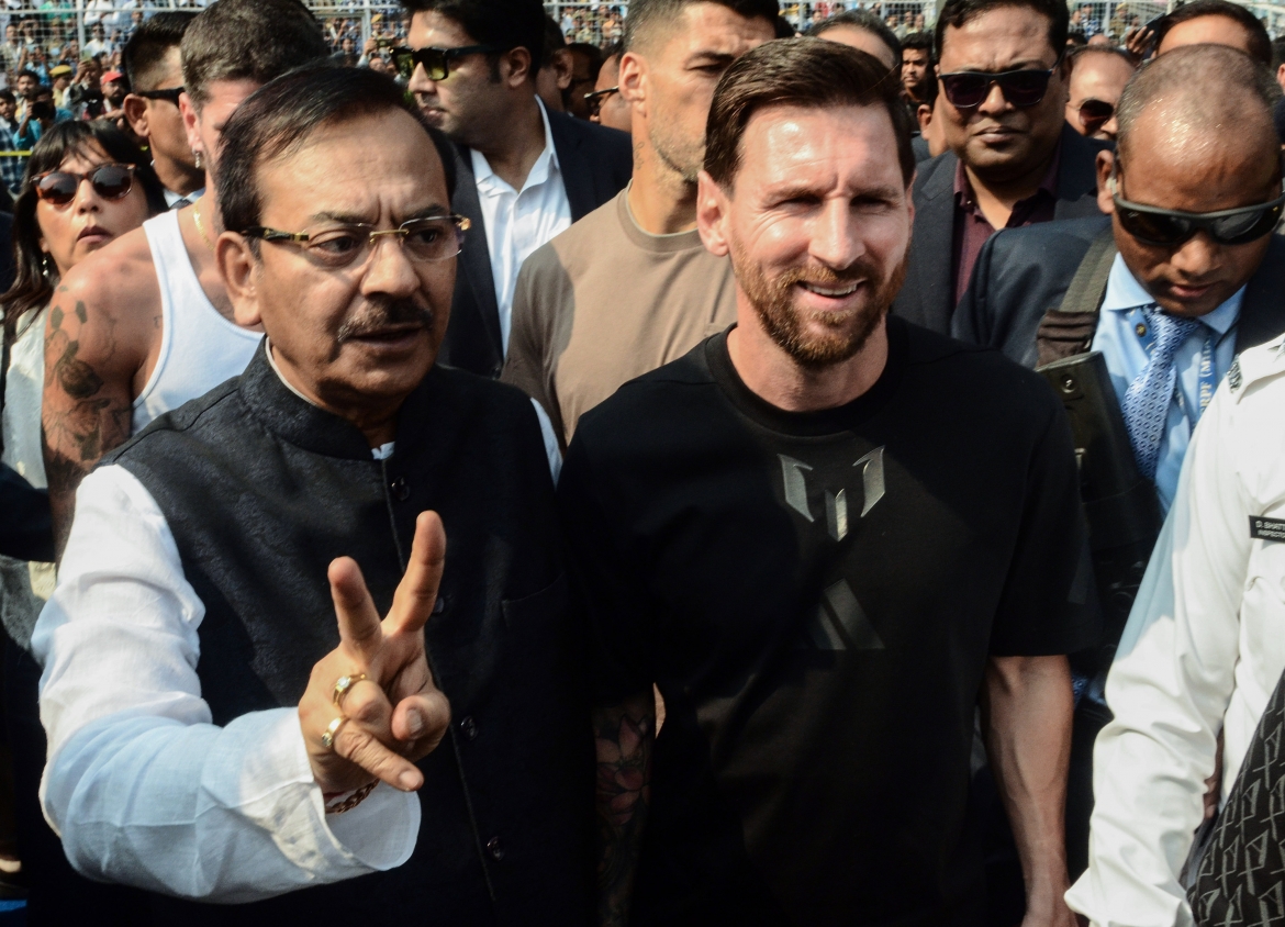 Siêu sao Lionel Messi cùng Bộ trưởng Thể thao và Thanh niên bang Tây Bengal, Ấn Độ Aroop Biswas chụp ảnh tại sân vận động Salt Lake ở Kolkata sáng 13/12 (ANI).