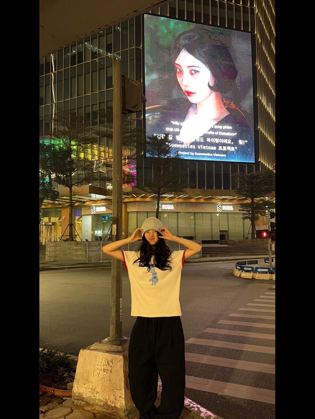Suzy check-in trước màn hình LED chiếu quảng cáo poster bộ phim mới của cô tại một tòa nhà ở Hà Nội (Ảnh: IGNV)