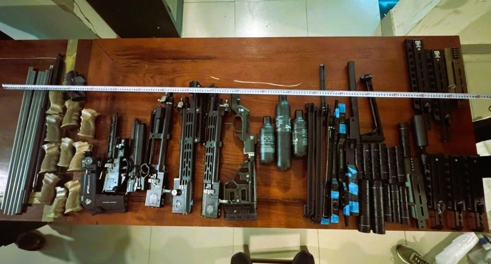 Số lượng lớn linh kiện nghi dùng lắp ráp súng. Ảnh: Công an Quảng Trị