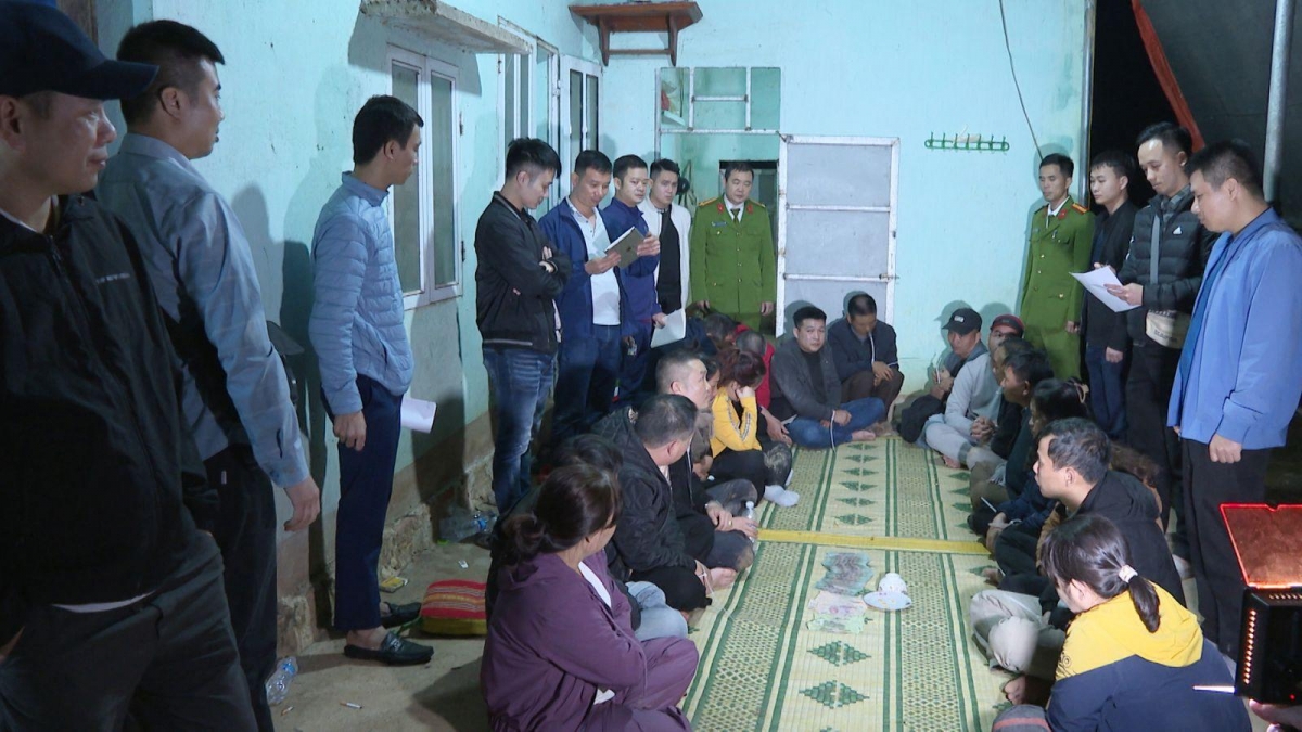 Các đối tượng cùng tang vật.