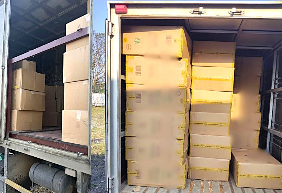 Lực lượng chức năng thu giữ 75 thùng thuốc lá giả tại xã Can Lộc, tỉnh Hà Tĩnh. (Ảnh: Công an Hà Tĩnh).