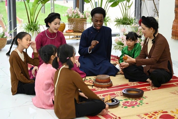 Nghệ nhân Tạ Hạnh giảng dạy tại lớp Xẩm thiếu nhi. Ảnh: Nhân vật cung cấp.