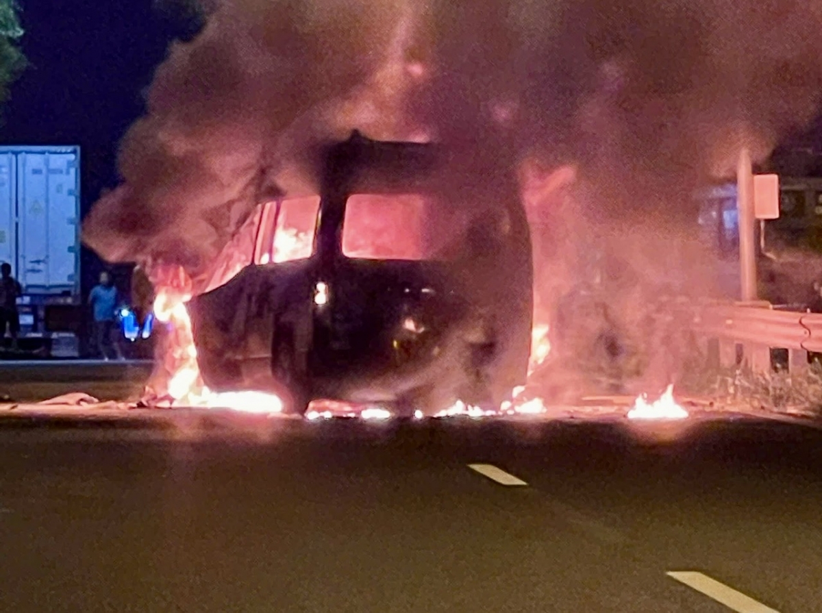 Sau cú tông mạnh xe cứu thương bốc cháy dữ dội