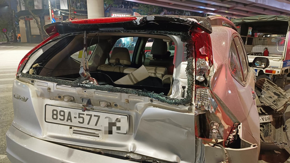 Ô tô 7 chỗ bị hư hỏng nặng sau cú va chạm.