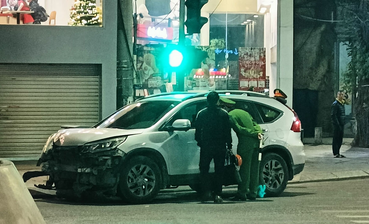 Lực lượng chức năng làm việc với các chủ phương tiện liên quan đến vụ tai nạn