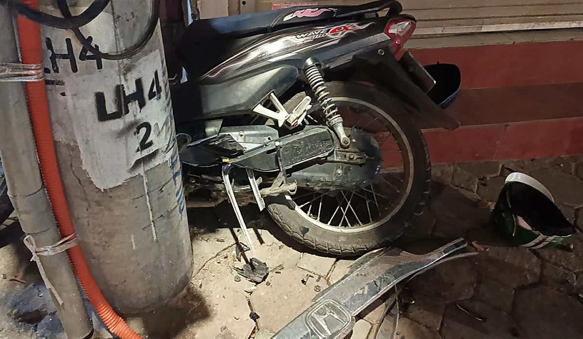 Xe máy hỏng nặng sau cú va chạm mạnh.