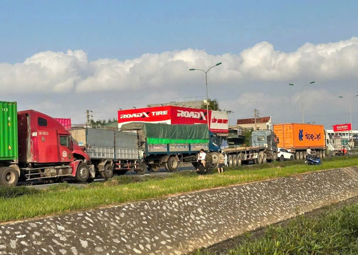 Vụ va chạm khiến Quốc lộ 5 ùn tắc kéo dài theo chiều từ Hà Nội về Hải Phòng