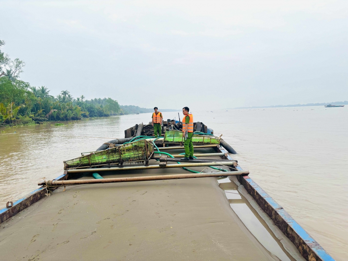 Một phương tiện vận chuyển cát trái phép đã bị cơ quan công an lập hồ sơ xử lý