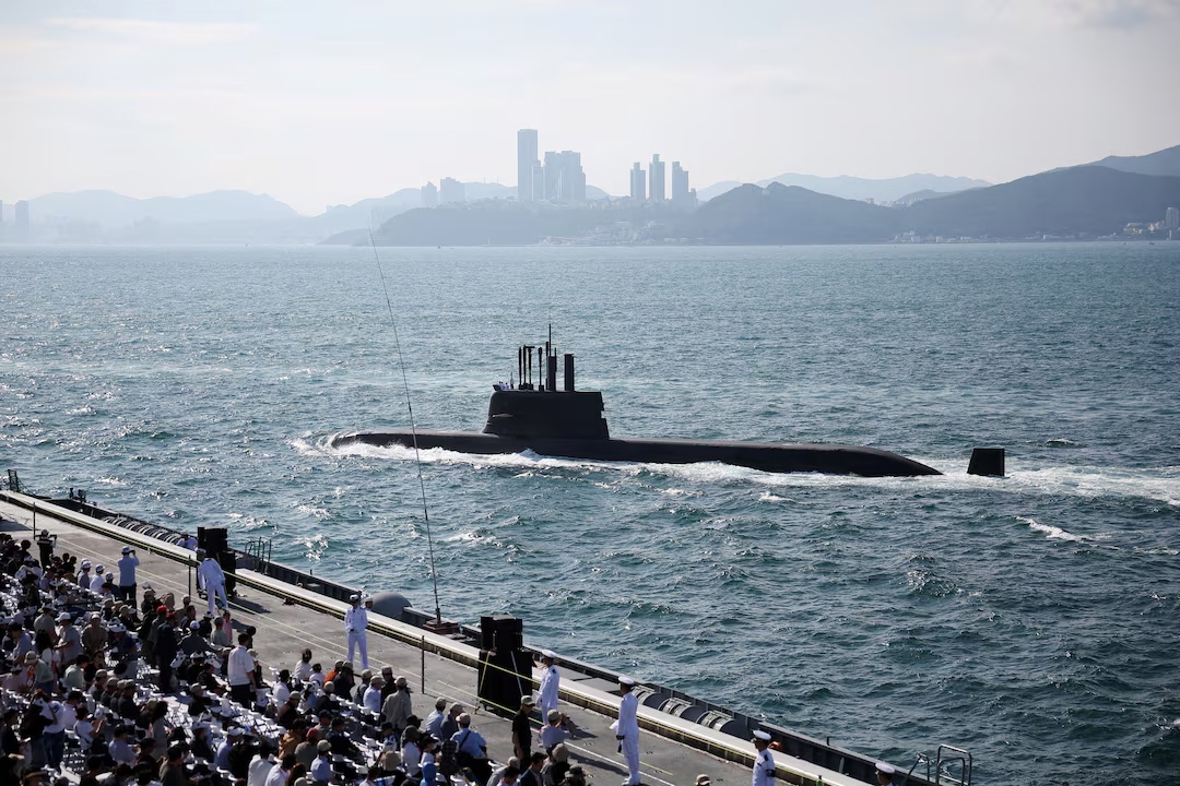 Thủy thủ đoàn tàu ngầm Shin Chae-ho lớp KSS-III Dosan Ahn Changho của Hàn Quốc, ngày 26/9/2025. Ảnh: Reuters