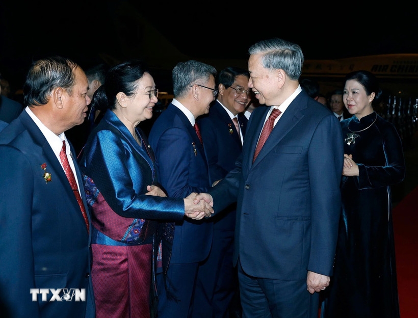 Các đại biểu tiễn Tổng Bí thư Tô Lâm và Phu nhân tại Sân bay Quốc tế Wattay, thủ đô Vientiane. Ảnh: TTXVN