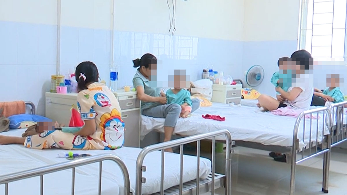 Các em bị tay chân miệng điều trị tại cơ sở y tế (ảnh: ĐC)