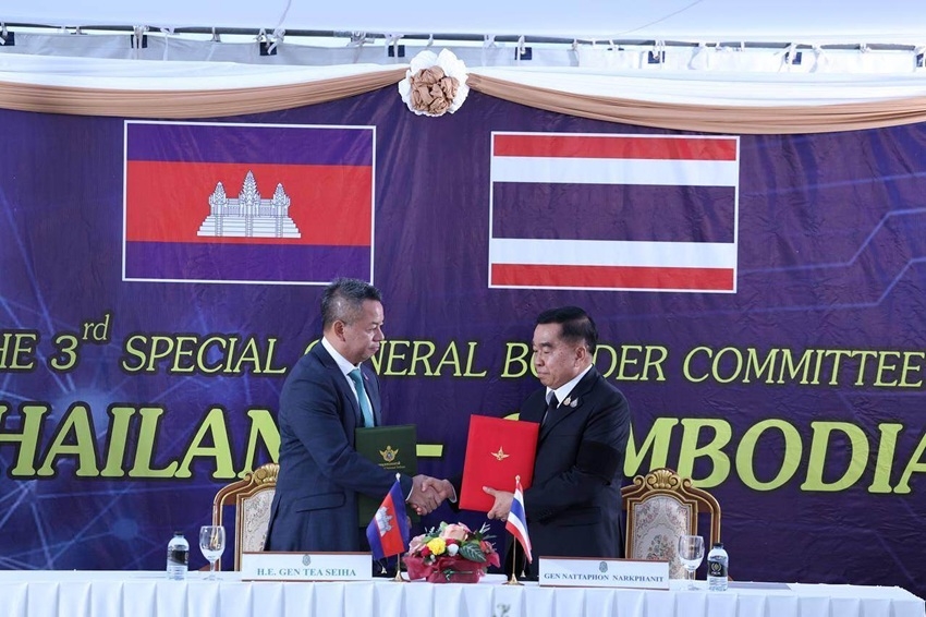 Thái Lan - Campuchia ký tuyên bố chung về ngừng bắn 72 giờ. Ảnh: AP