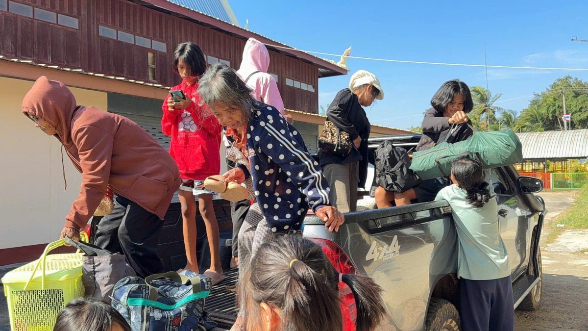 Người dân Thái Lan tại các tỉnh biên giới giáp Campuchia tiến hành sơ tán khi giao tranh bùng phát hôm 7/12/2025. (Ảnh: Chính phủ Thái Lan)