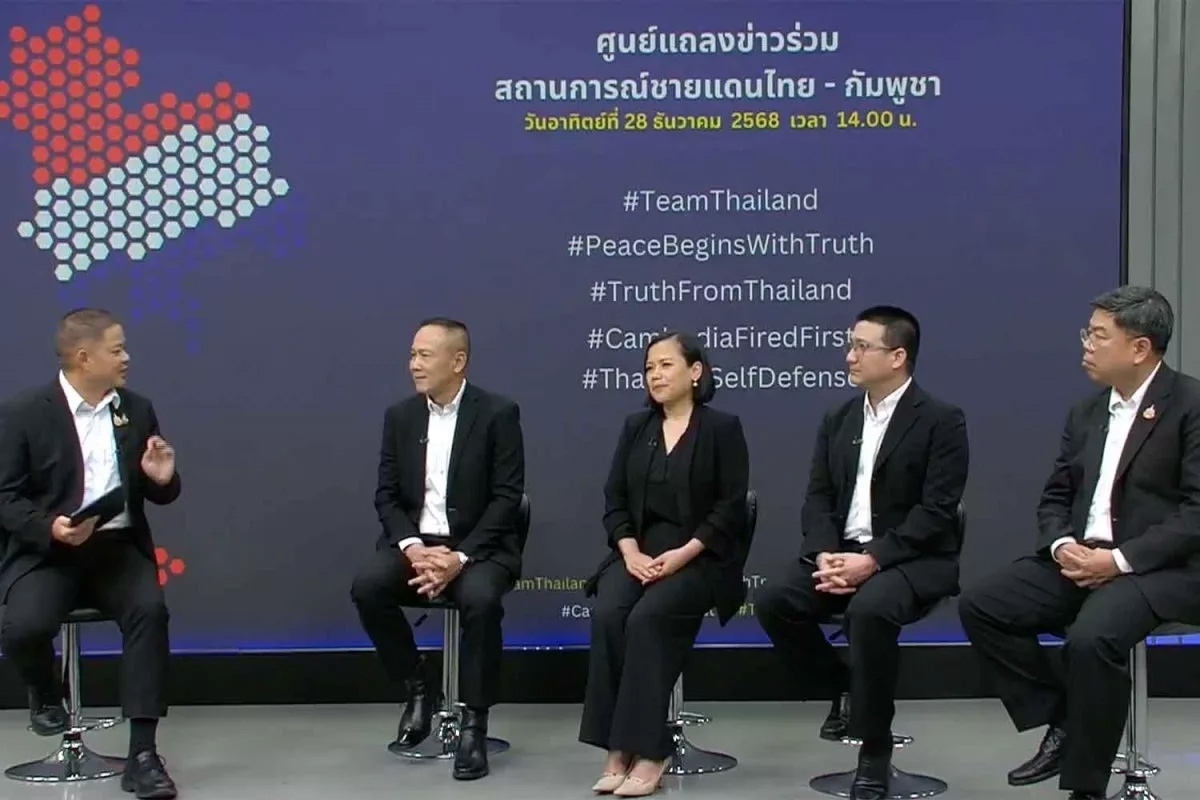 Đại diện Quân đội, Bộ Ngoại giao và Cục phòng ngừa và giảm nhẹ thiên tai trả lời báo giới chiều ngày 28/12. Nguồn: Bangkok Post