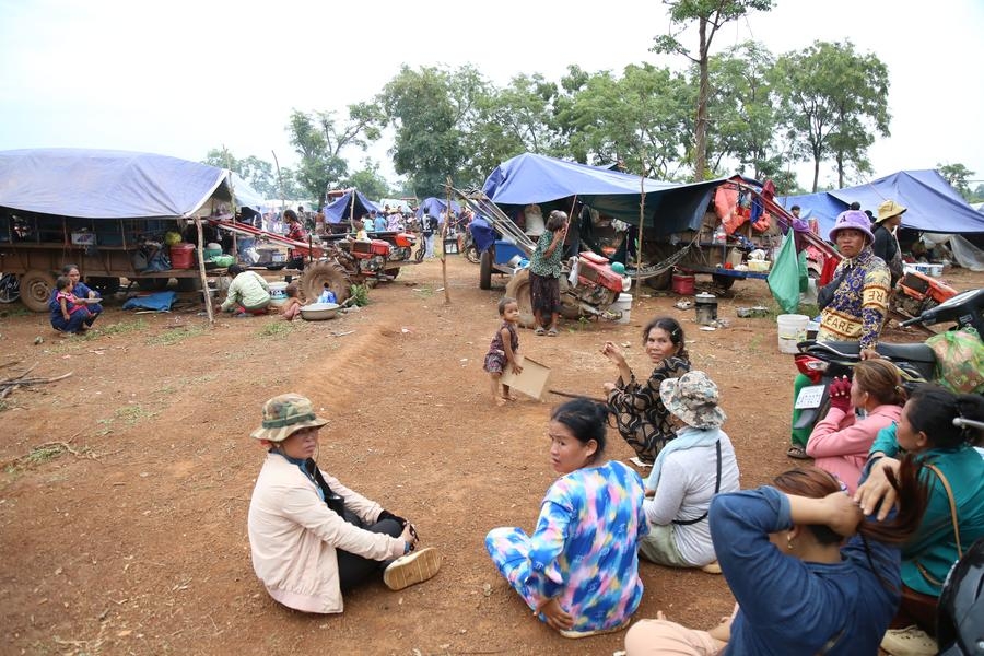 Người dân Campuchia sơ tán khỏi khu vực biên giới: Ảnh: Tân Hoa xã