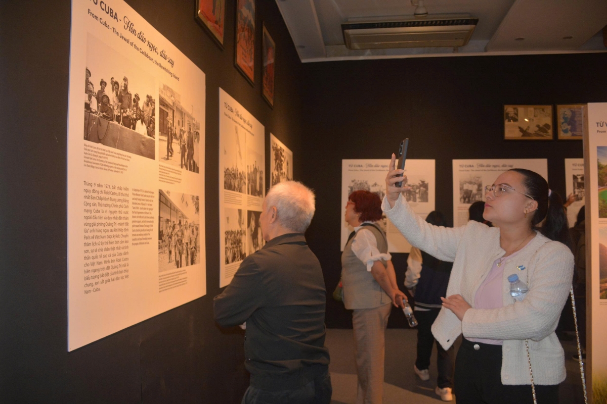 Các vị khách tham quan triển lãm. Ảnh: QĐND