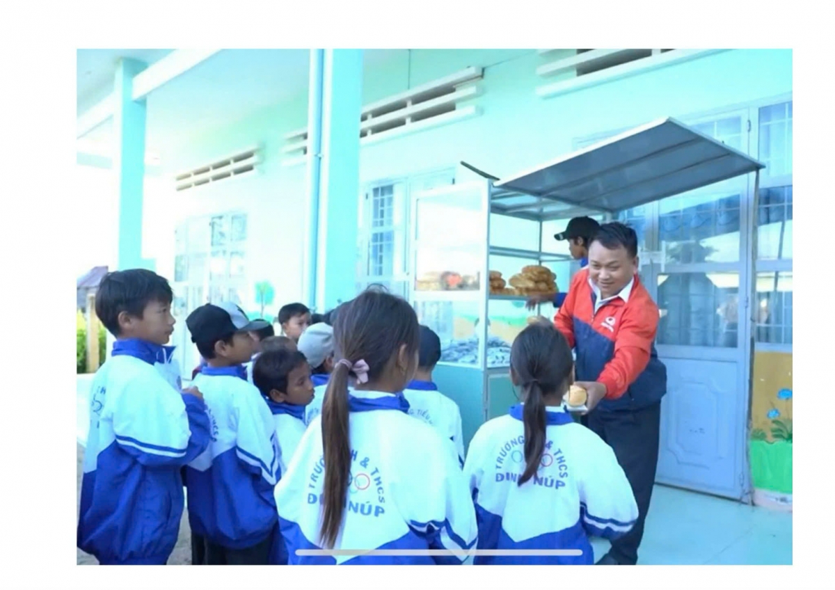 Thầy Vũ Văn Tùng,Trường Tiểu học và THCS Lê Văn Tám (tỉnh Gia Lai) 5 năm qua đã duy trì mô hình “Tủ bánh mì 0 đồng” nhằm giữ chân học sinh đến lớp