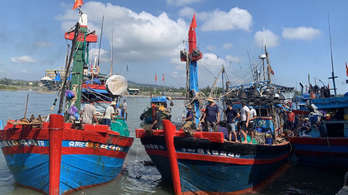 Ngư dân tại huyện đảo Lý Sơn chuẩn bị vươn khơi - Ảnh: VGP/Lưu Hương