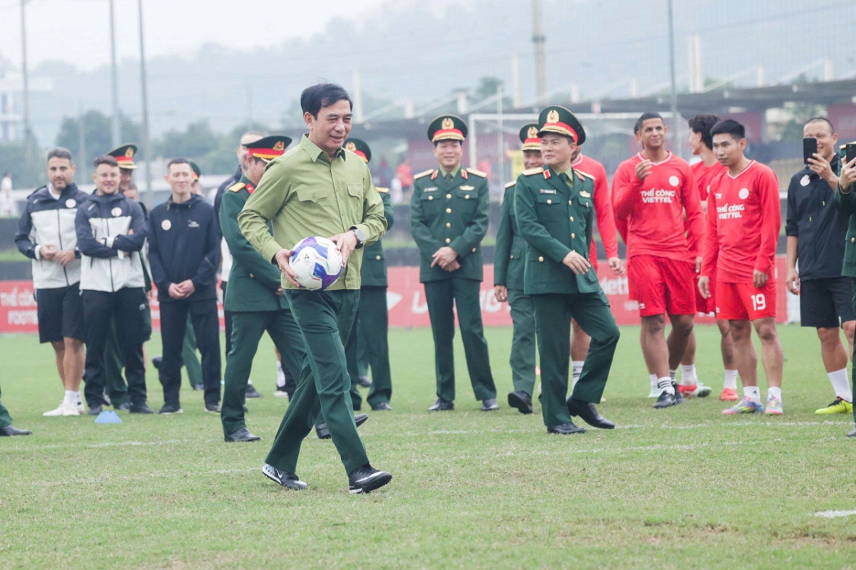 Đại tướng Phan Văn Giang giao lưu cùng các cầu thủ Thể Công Viettel.