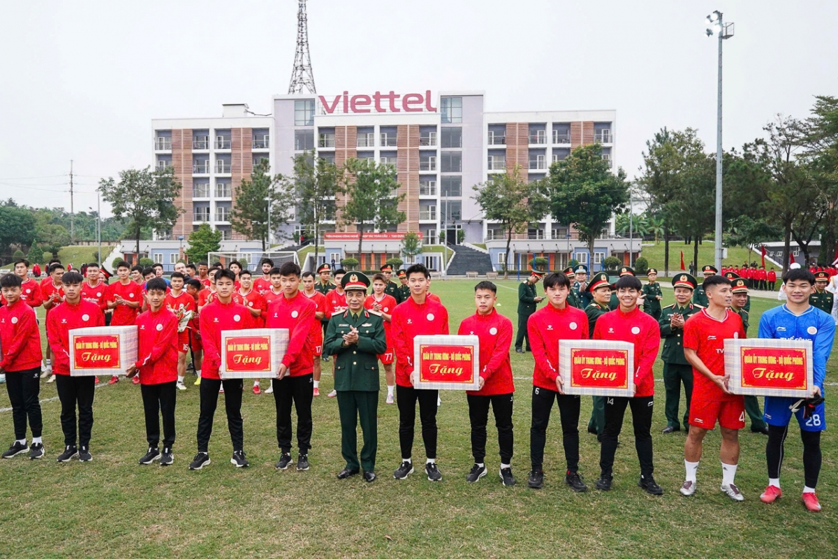 Đại tướng Phan Văn Giang trao tặng quà động viên cho 5 đội trẻ của Thể Công Viettel.