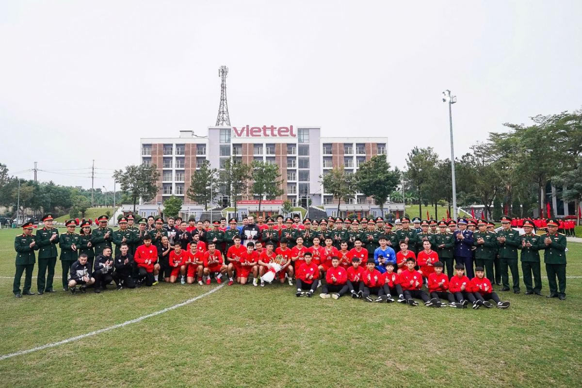 Đại tướng Phan Văn Giang chụp ảnh lưu niệm cùng CLB Thể Công Viettel trên sân bóng.