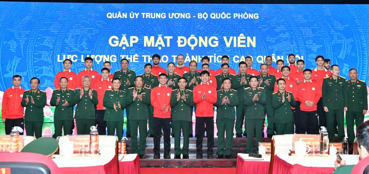 Đại tướng Phan Văn Giang chụp ảnh lưu niệm cùng CLB Thể Công Viettel.