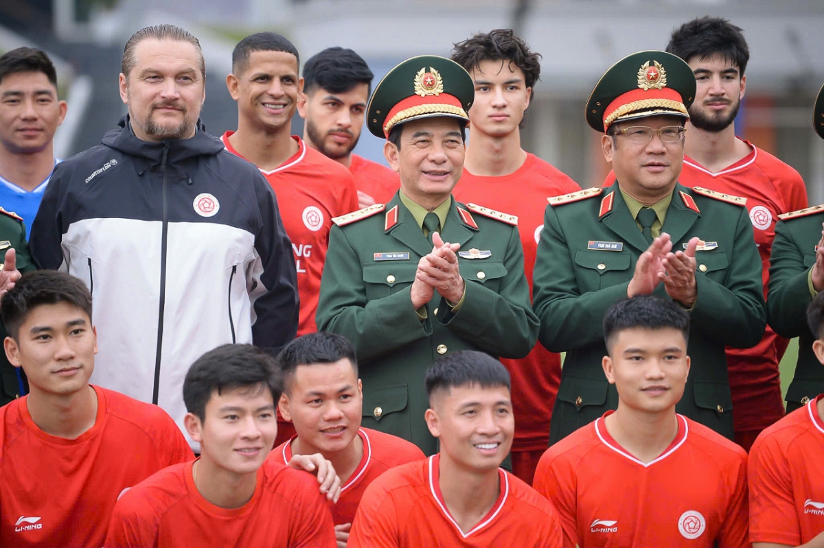 Đại tướng Phan Văn Giang gặp mặt, động viên CLB Thể Công Viettel.