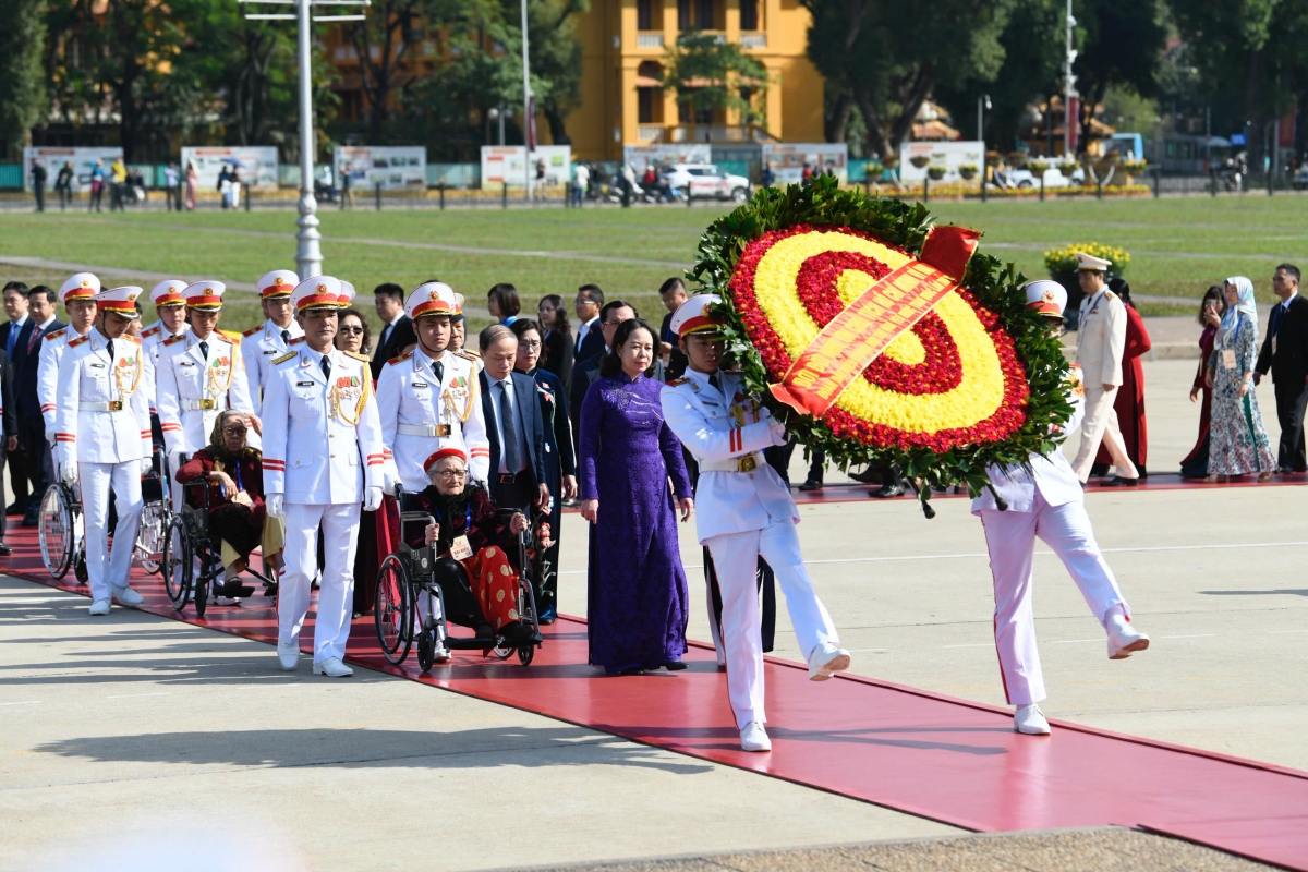 Chiều 26/12, tại Hà Nội, Đoàn đại biểu tham dự Đại hội thi đua yêu nước toàn quốc lần thứ XI do Phó Chủ tịch nước Võ Thị Ánh Xuân, Phó Chủ tịch thứ nhất Hội đồng Thi đua - Khen thưởng Trung ương dẫn đầu, đặt vòng hoa và vào Lăng viếng Chủ tịch Hồ Chí Minh.