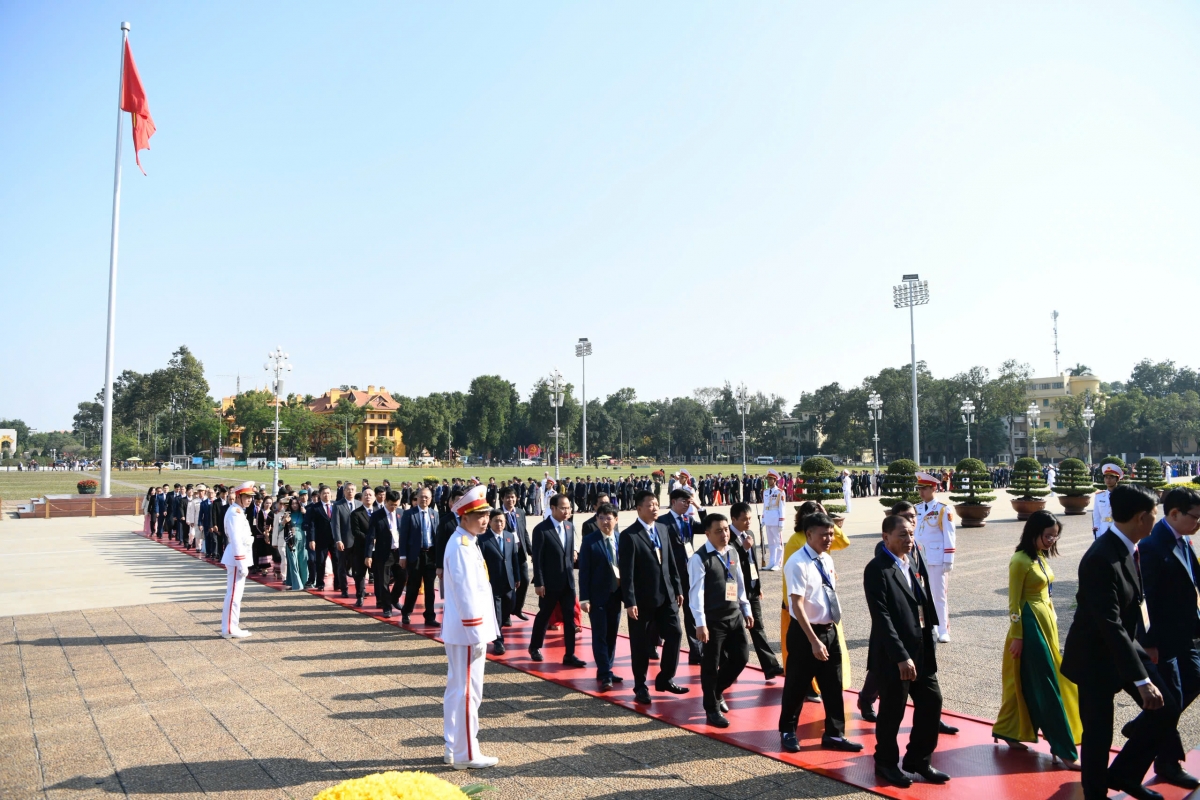 Vòng hoa của Đoàn mang dòng chữ "Đời đời nhớ ơn Chủ tịch Hồ Chí Minh vĩ đại".