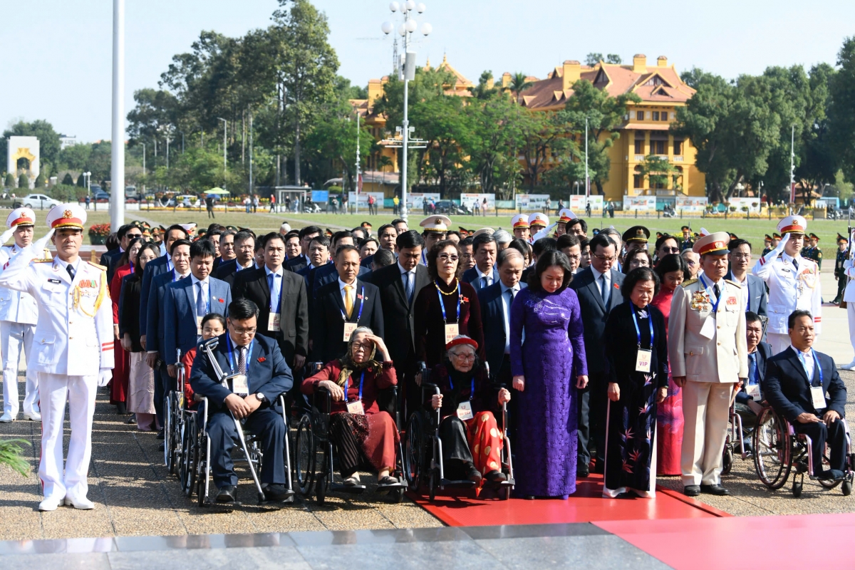 Đoàn đại biểu thành kính tưởng niệm Chủ tịch Hồ Chí Minh.