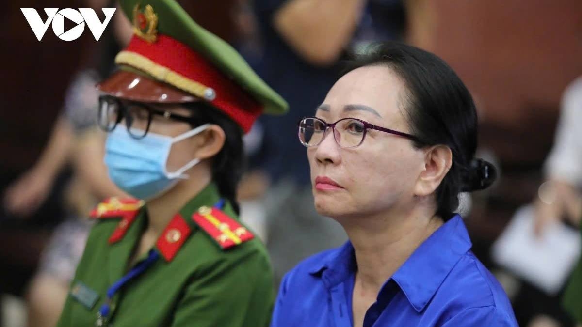 HĐXX cấp phúc thẩm tuyên y án tử hình về tội tham ô tài sản và 20 năm tù về tội đưa hối lộ đối với bị cáo Trương Mỹ Lan. (Ảnh: T.H)