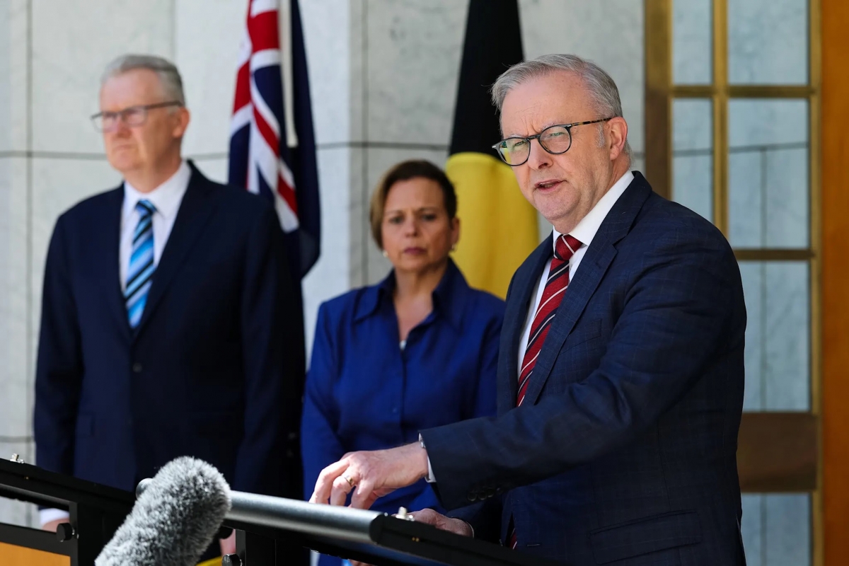 Từ phải qua: Thủ tướng Australia Anthony Albanese, Bộ trưởng Tư pháp Michelle Rowland, Bộ trưởng Nội Vụ Tony Burke. Nguồn: Alex Ellinghausen