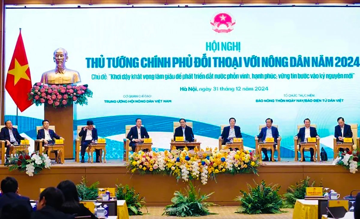 Thủ tướng cùng lãnh đạo các bộ, ngành trả lời, chia sẻ với các đại biểu về các vấn đề cùng quan tâm tại Hội nghị Thủ tướng Chính phủ đối thoại với nông dân Việt Nam năm 2024. Ảnh: Nhật Bắc
