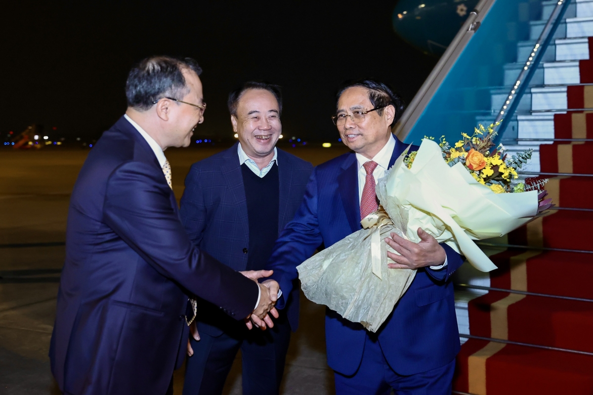 Tối 3/12, Thủ tướng Phạm Minh Chính và đoàn đại biểu cấp cao Việt Nam về đến Hà Nội, kết thúc tốt đẹp chuyến công tác tham dự Kỳ họp lần thứ 48 Ủy ban liên Chính phủ Việt Nam - Lào trong 2 ngày 2-3/12/2025 theo lời mời của Thủ tướng Lào Sonexay Siphandone. (Ảnh: VGP)