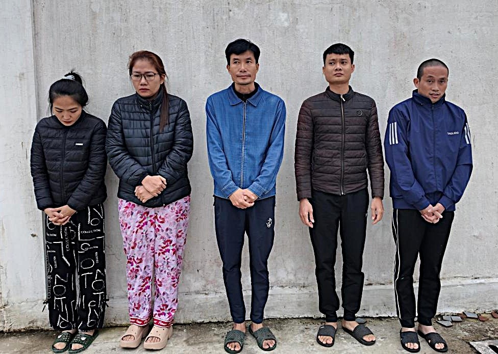 5 đối tượng trong đường dây buôn bán thuốc lá giả. (Ảnh: Công an Hà Tĩnh).