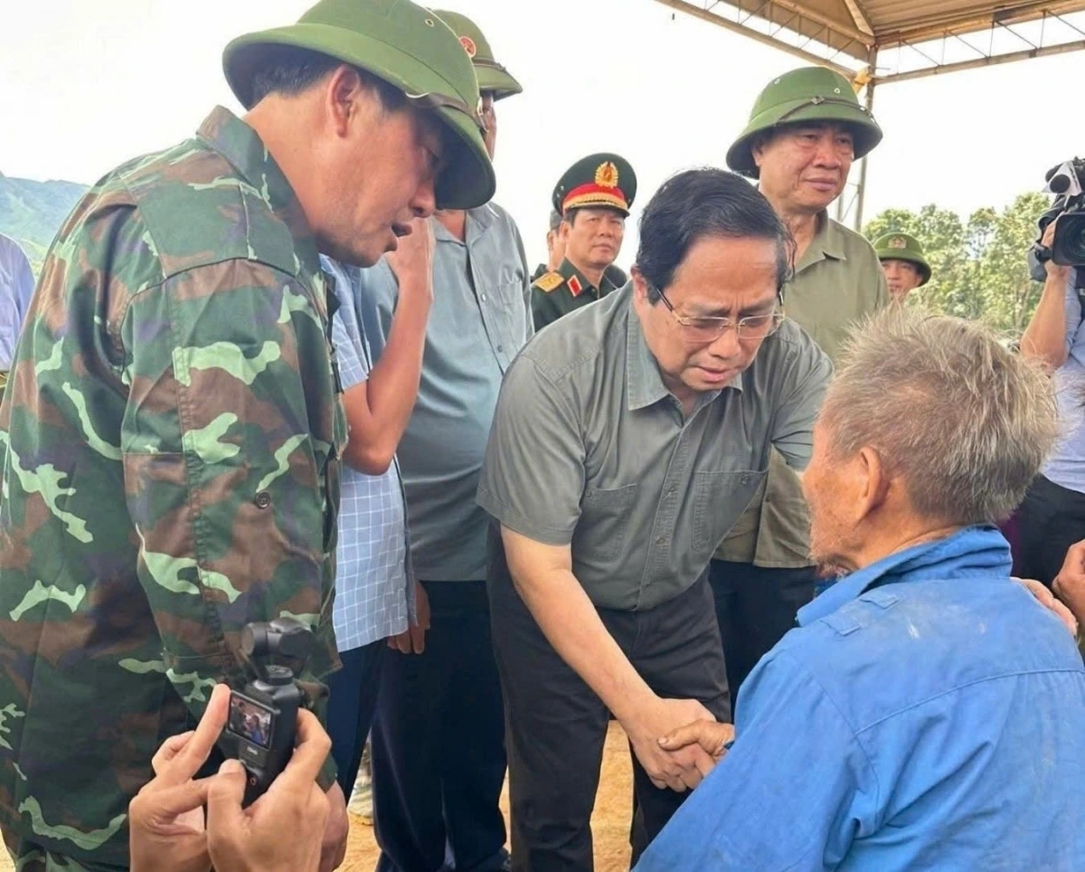 Thủ tướng thăm hỏi, động viên người dân vùng lũ ở Điện Biên