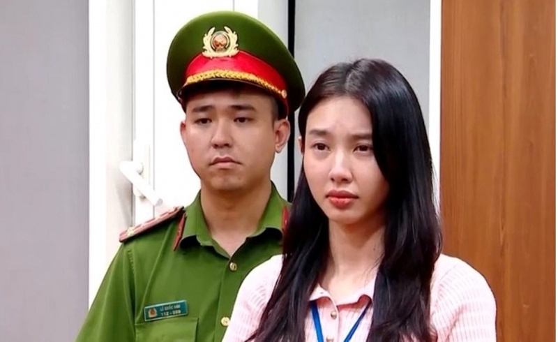 Khởi tố hoa hậu Nguyễn Thúc Thùy Tiên: Tháng 5/2025, lực lượng chức năng khởi tố, bắt tạm giam hoa hậu Nguyễn Thúy Thùy Tiên (28 tuổi) về hành vi Lừa dối khách hàng trong vụ án kẹo rau củ Kera. Ở phiên tòa xét xử sơ thẩm, TAND TP.HCM đã tuyên án hoa hậu Thùy Tiên mức án 2 năm tù về tội danh nêu trên.